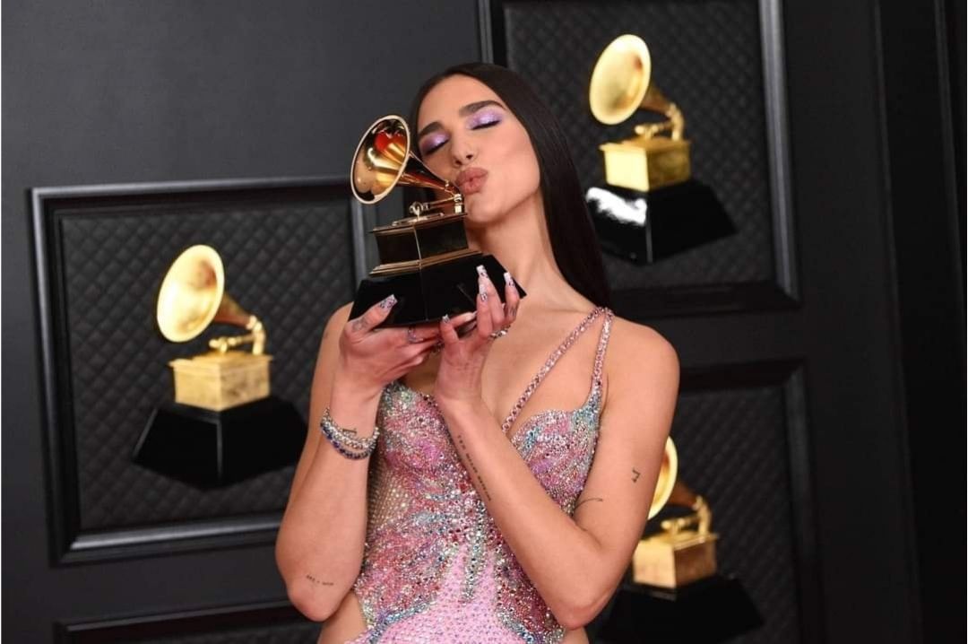 Dua Lipa with her Grammy award dualipa_londontour_grammyawards